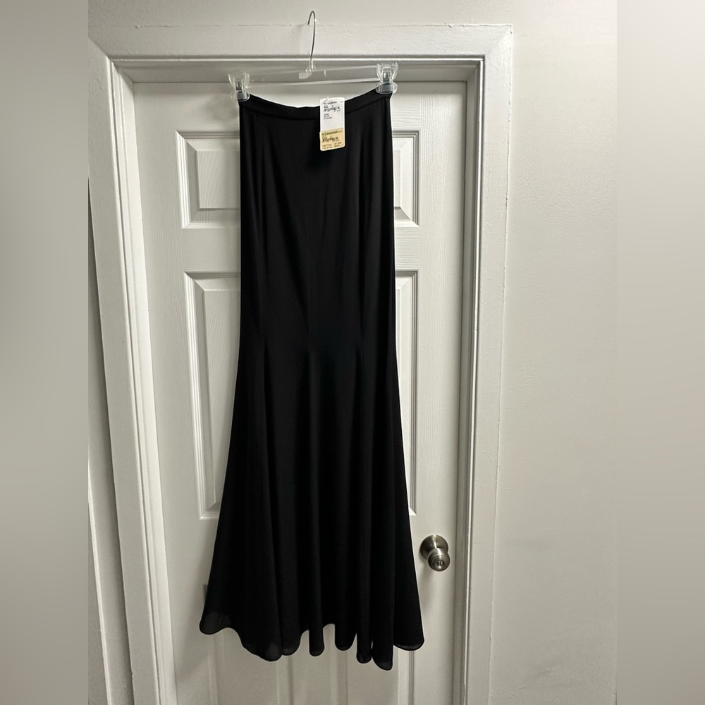 St. John Black Silk Formal Fit and Flare Skirt in a Size 2.
